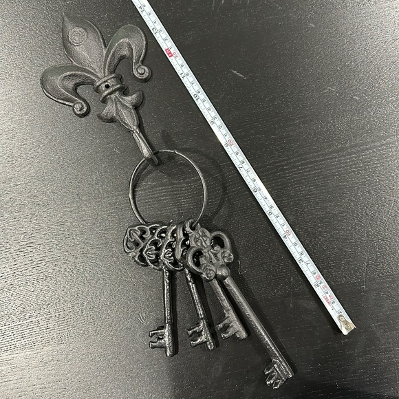 Vintage Decorative Iron Key Set with Fleur-De-Lis Hook - Picture 4 of 5